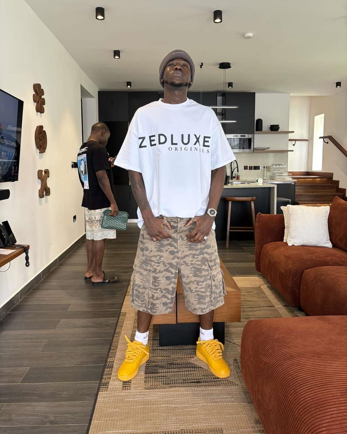 Seated ZEDLUXE model in a tee