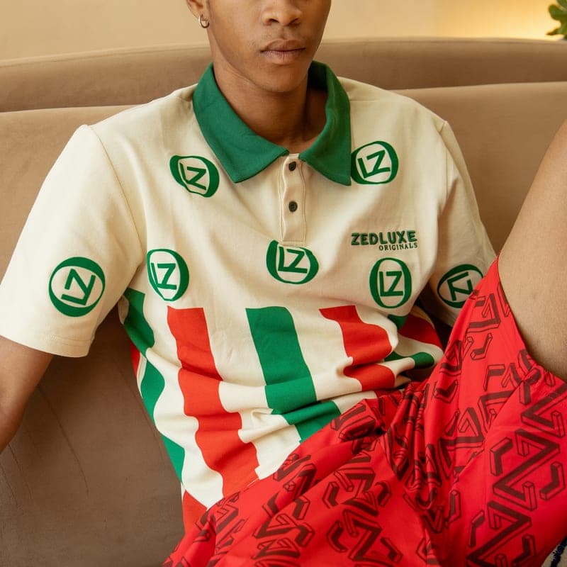Signature polo, seated